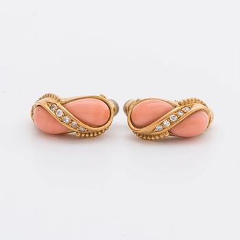 EARCLIPS 18k gold w coral and single-cut diamonds approx 0,20 ct in total.