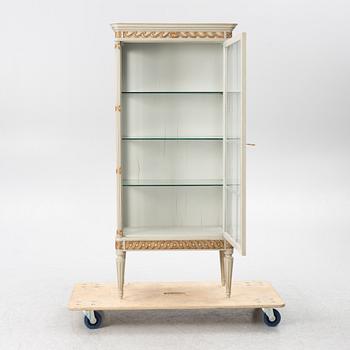 Vitrinskåp, sengustaviansk stil, 1900-tal.