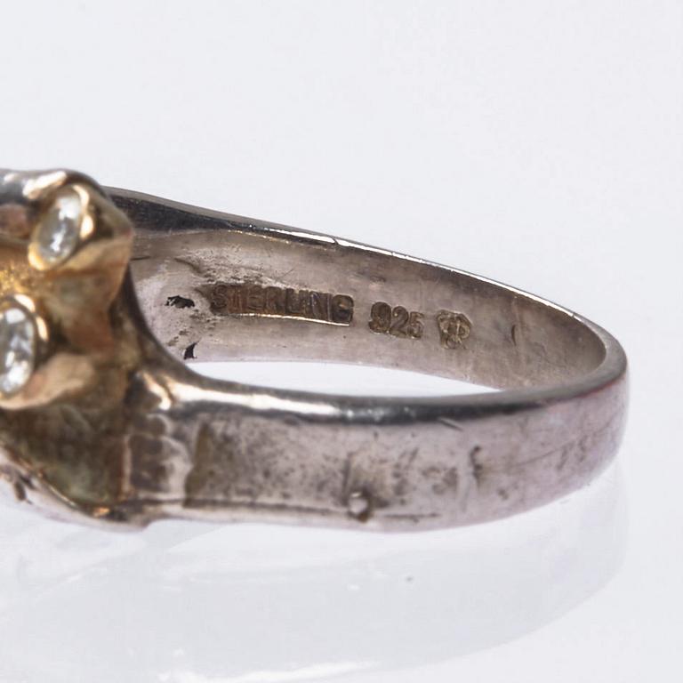 RING, sterlingsilver samt 18K guld med två briljantslipade diamanter.