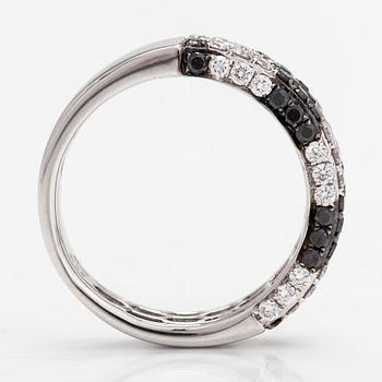 Ring, 18K vitguld, svarta och vita diamanter tot ca 1.18 ct. Italien.