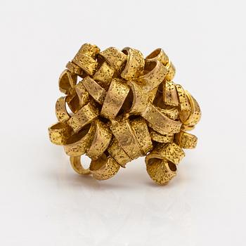 Lotta Orkomies, An 18K gold ring. Tillander, Helsinki 1972.