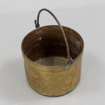 AN 18TH CENTURY BRASS CAULDRON.