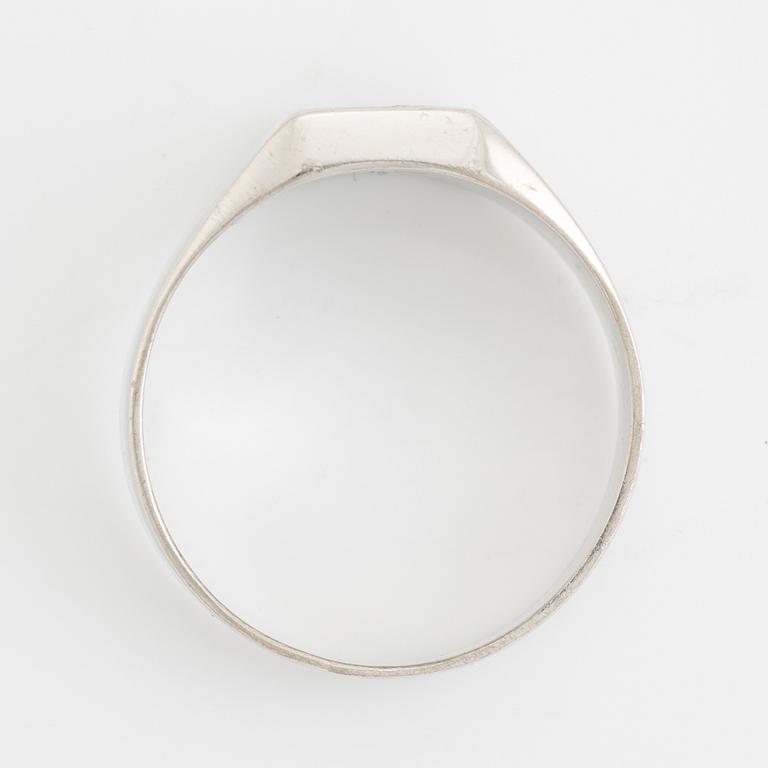 18K white gold and brilliant cut diamond ring.