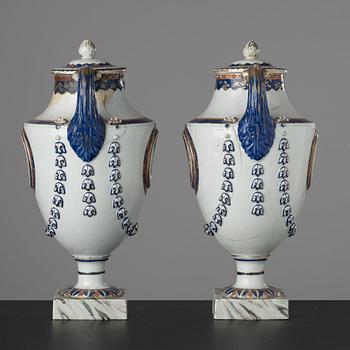 A pair of jars with covers, Qing dynasty, Qianlong (1736-95).