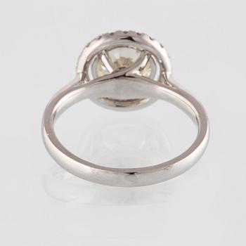RING, 18K vitguld med briljantslipad diamant ca 2.03 ct samt små briljantslipade diamanter 0.24 ct. 4,8 gram.