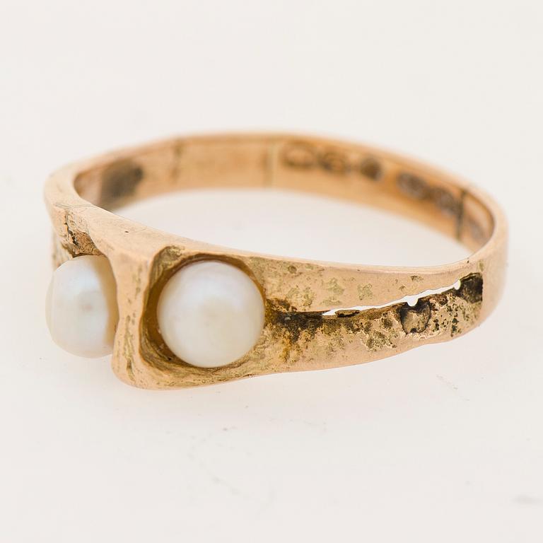 BJÖRN WECKSTRÖM, SORMUS, "Kuiskaus", viljellyt helmet, 14K kultaa. Lapponia 1967.