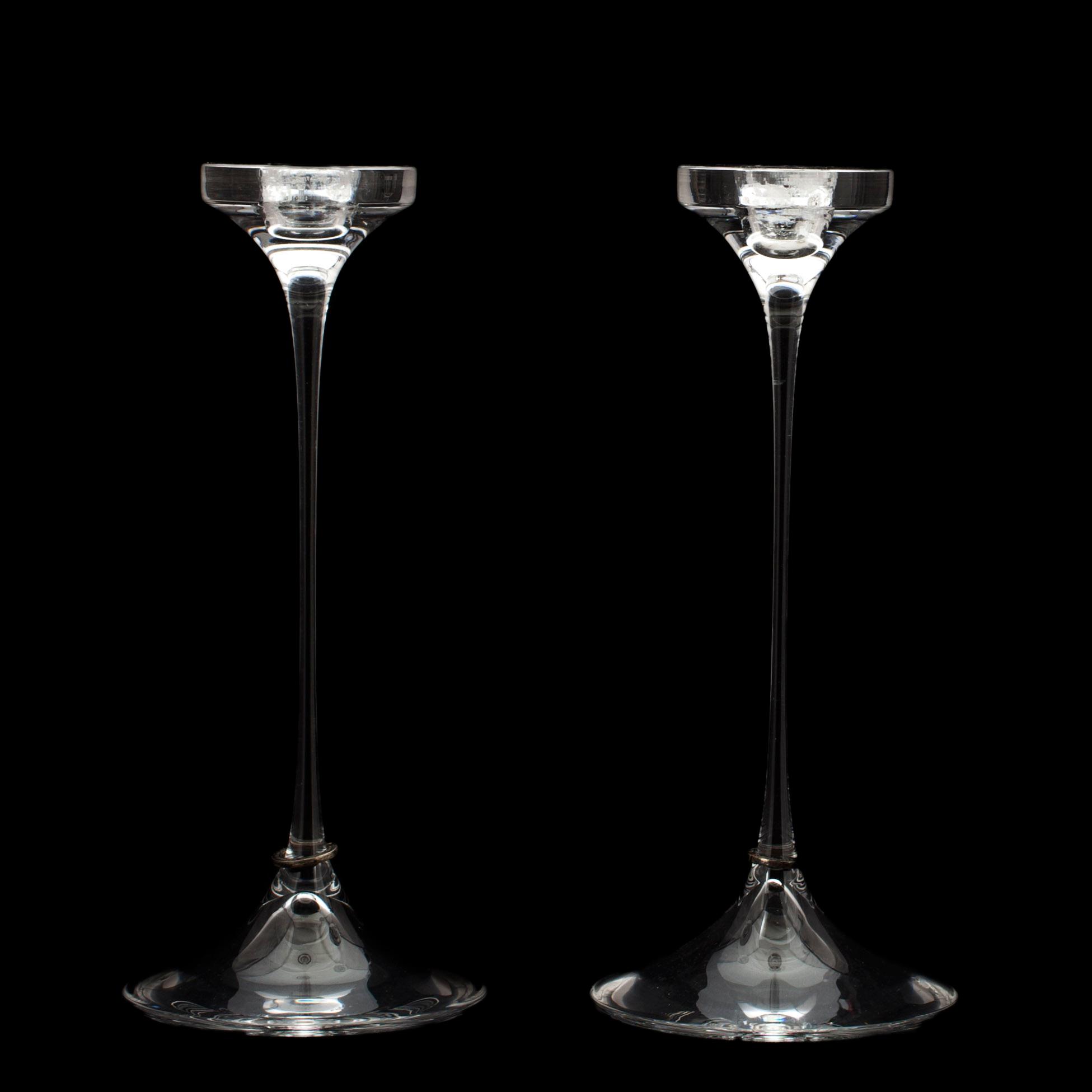 LJUSSTAKAR, ett par, glas och silver, "Amor Vincit Omina", Efva Attling, Orrefors, signerade Orrefors och numrerade.