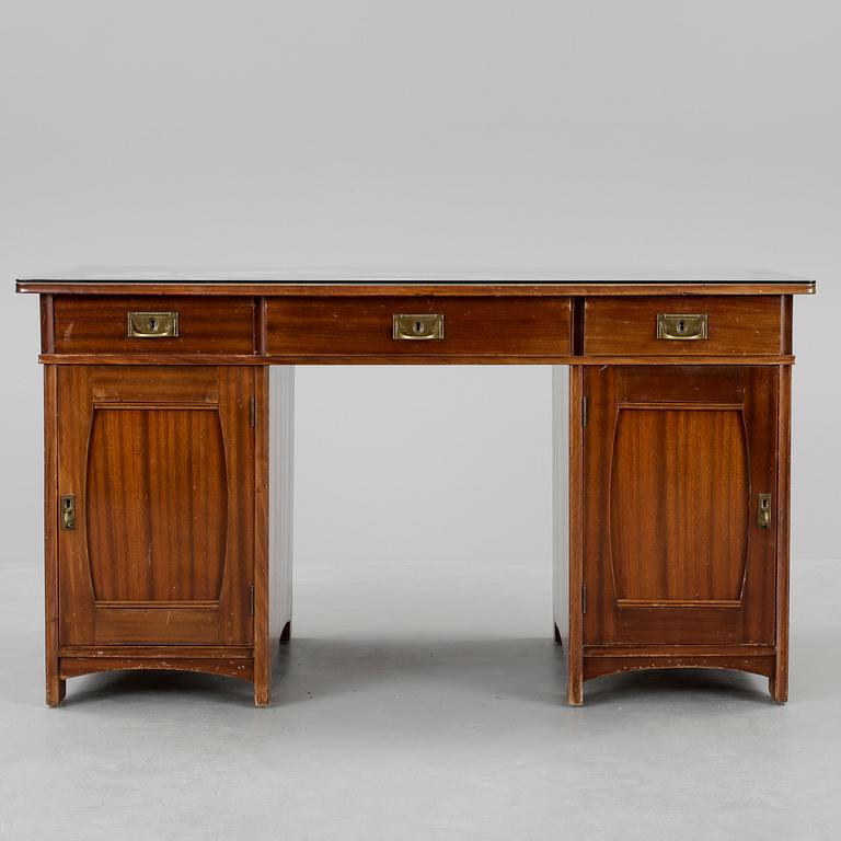 SKRIVBORD med STOL, jugend, 1900-talets början.