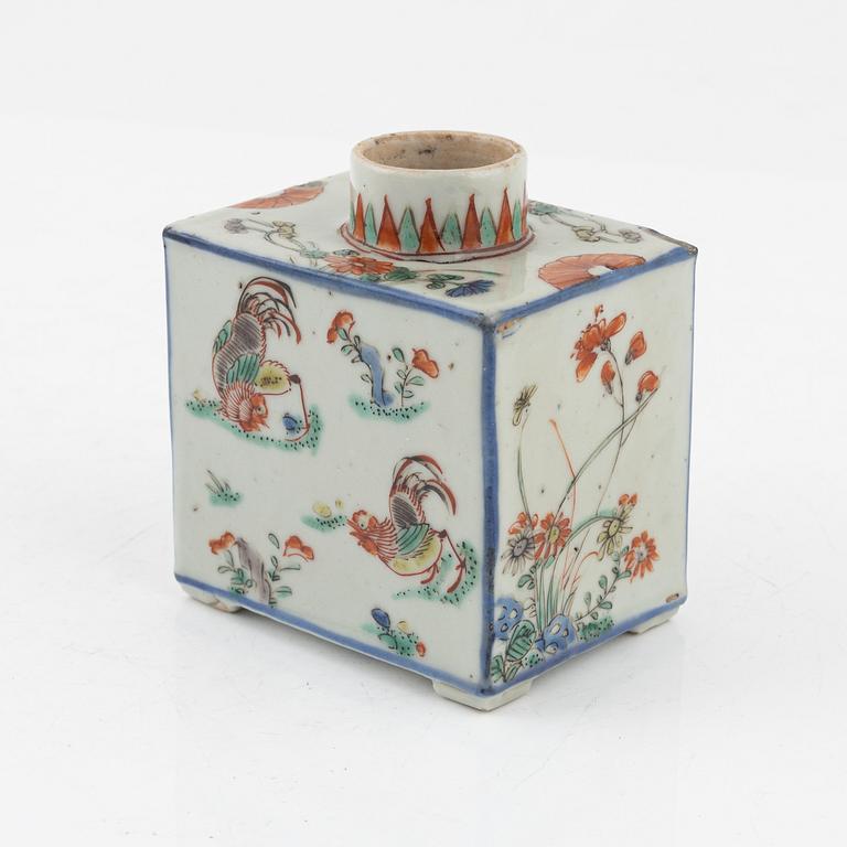 A famille verte porcelain tea caddy, Qing dynasty, Kangxi (1662-1722).