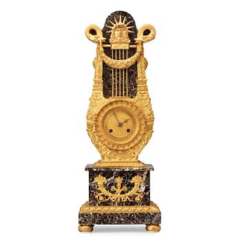 1489. A French 19th century mantel clock.