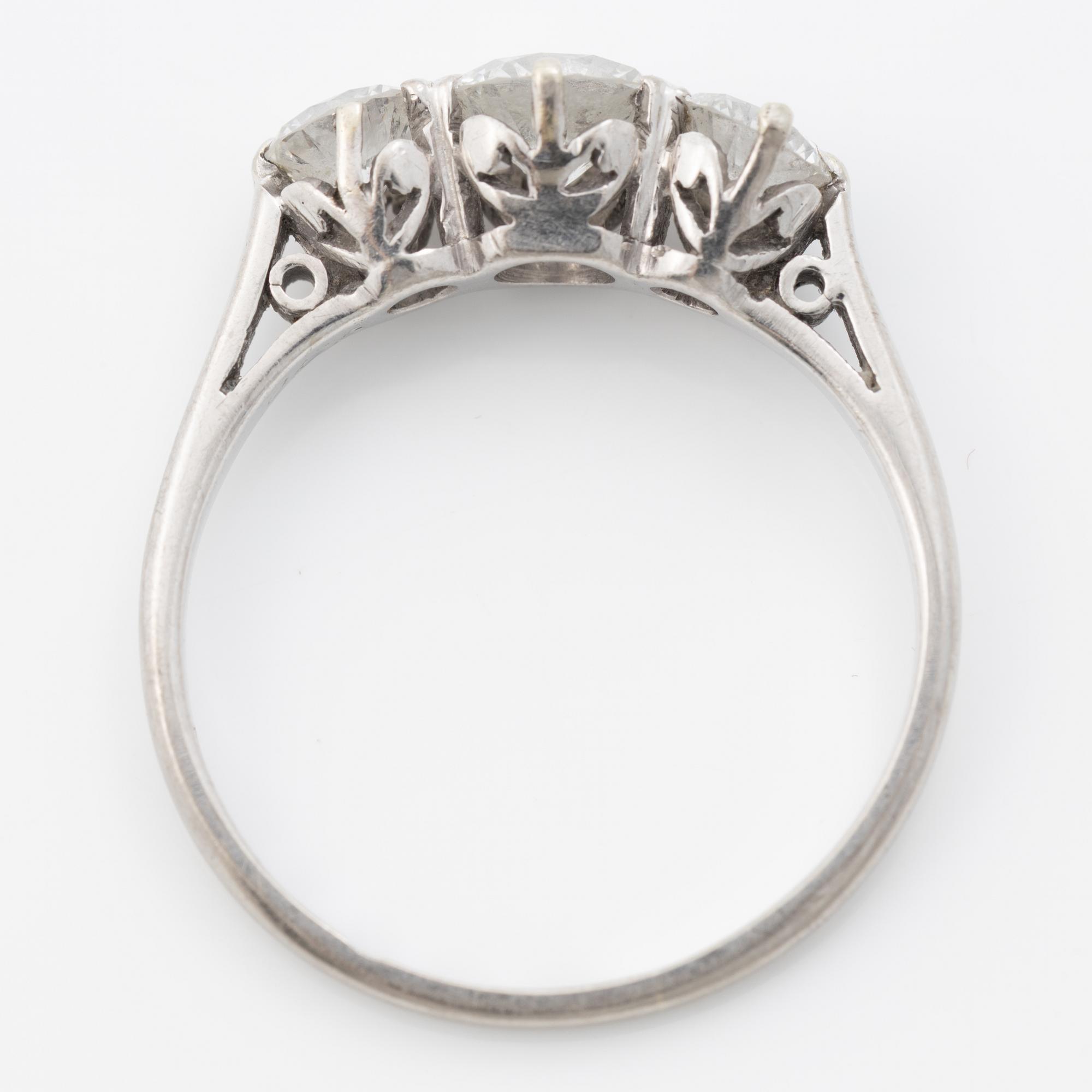 Ring in 18K white gold with three brilliant-cut diamonds.