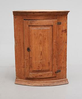 HÖRNSKÅP, allmoge, 1800-talets första hälft.