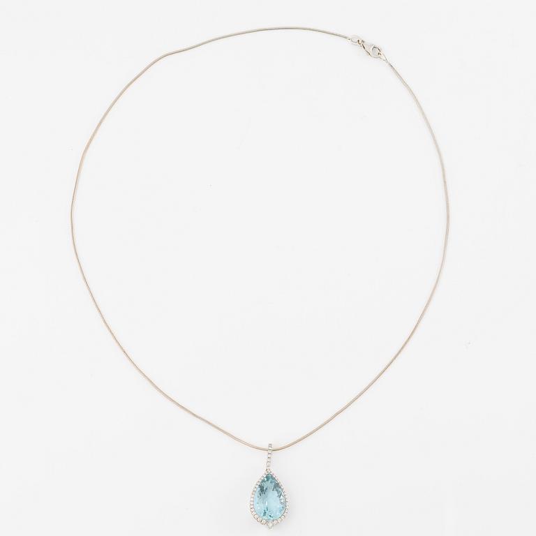 Hängsmycke, Sørsand, 18K vitguld med droppslipad akvamarin och prinsess- och briljantslipade diamanter.