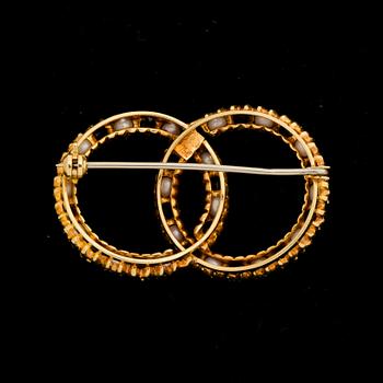 BROSCH, 18K guld med små granater och pärlor. Vikt ca 9 gram.