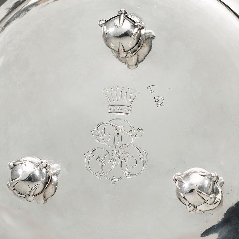 A Swedish 17th century parcel-gilt bowl and cover, Friedrich Richter (Stockholm 1668-1700-). Before 1689.