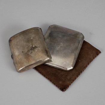 CIGARETTETUIER, 2 st, silver, A & J Zimmerman, Birmingham, 1919 samt C.G. Hallberg, Stockholm, 1922. Vikt ca 192 gram.
