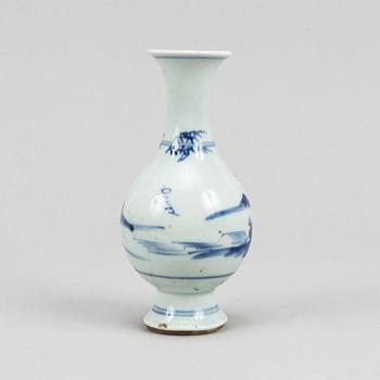 A blue and white vase, Qing dynasty, Kangxi (1662-1722).