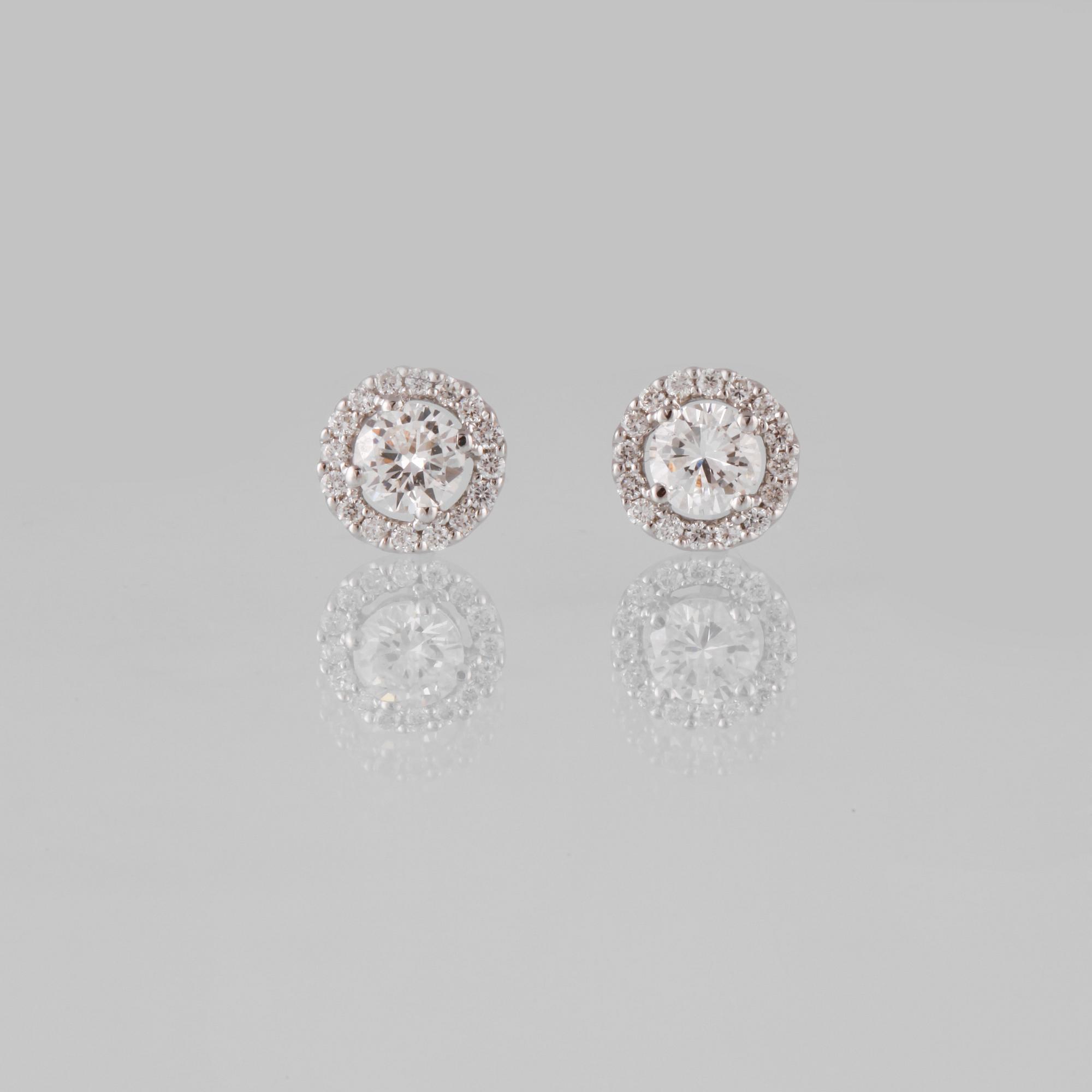 ÖRHÄNGEN, 18K vitguld med briljantslipade diamanter ca 0.54 ct samt små briljantslipade diamanter 0.16 ct.Vikt 2,3 gram.