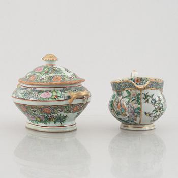 Five pieces of Canton Rose medallion porcelain, China, Qingdynasty, 18th century.