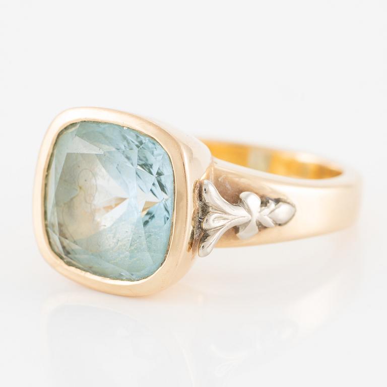 Ring, 18K gold with blue topaz.