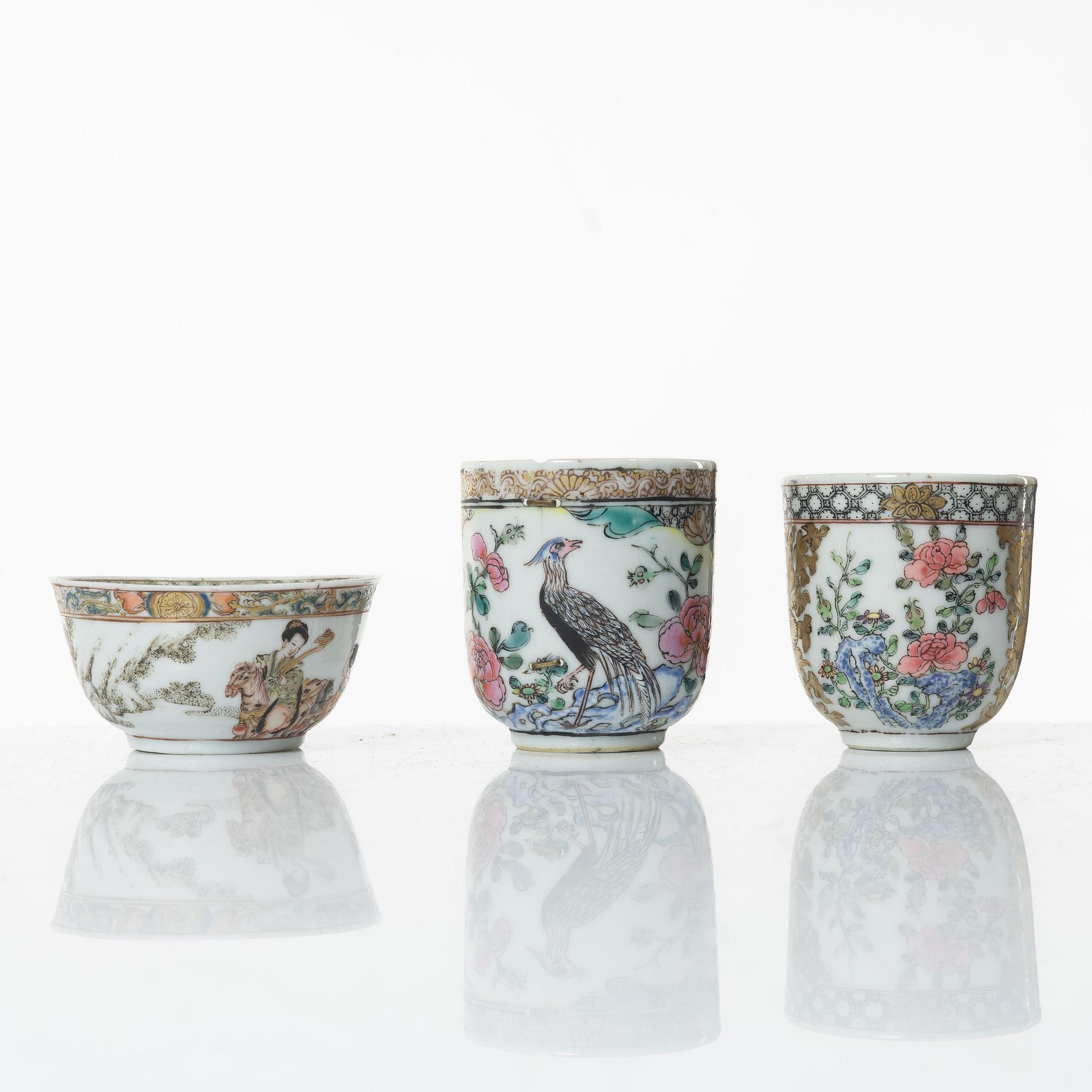 Koppar med fat, tre stycken, porslin, Kina, Qingdynastin, 1700-tal.