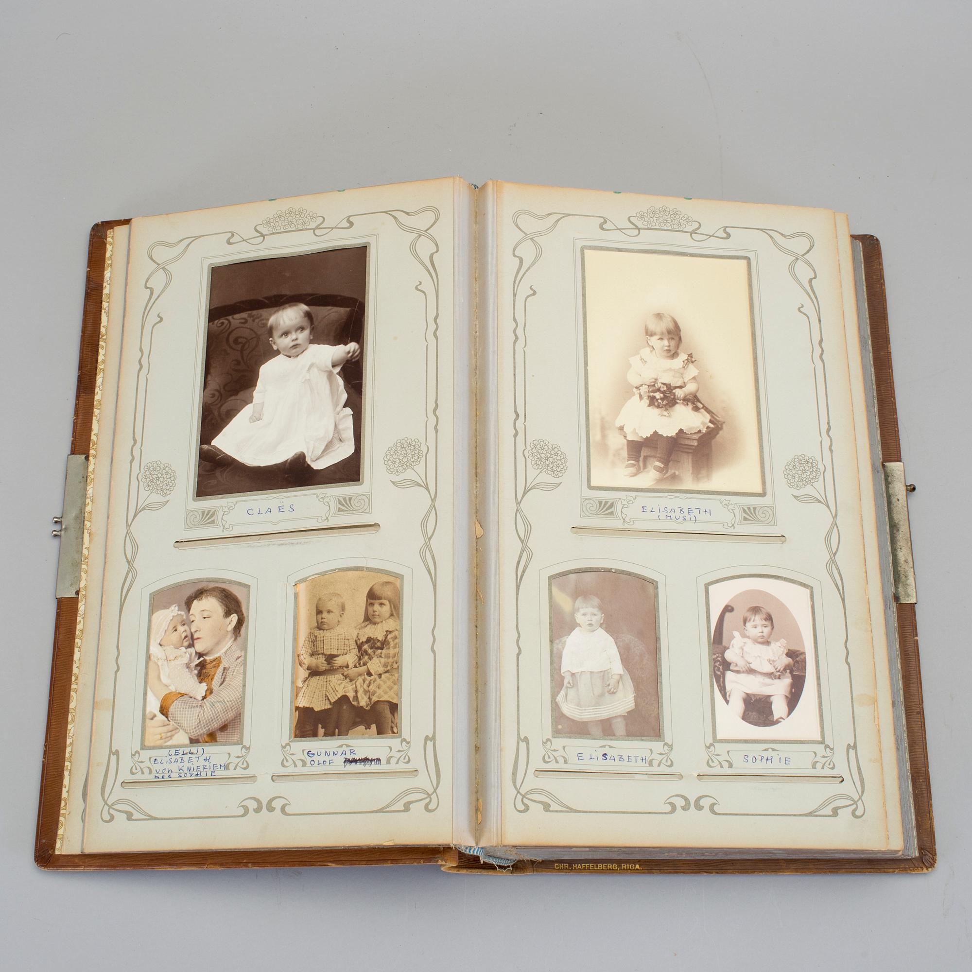 FOTOALBUM, innehållande 65 kabinettfotografier, 1900-talets början.