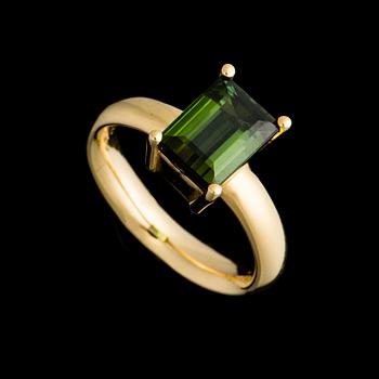 RING, 18K guld, smaragdslipad grön turmalin. Vikt ca 7,0 g.