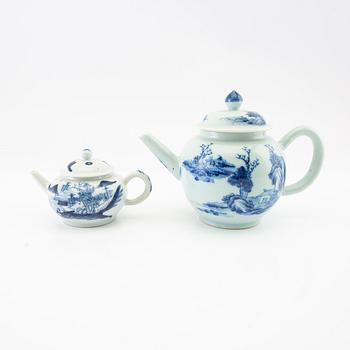 Teapots 2 pcs and a vase China, Qianlong/Daoguang 17/19th century porcelain.