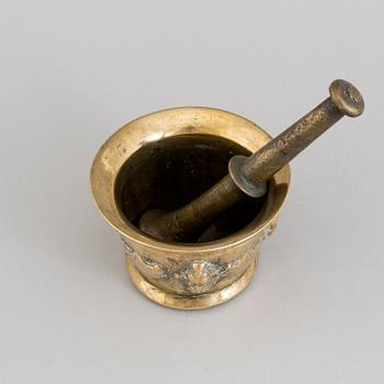 A 17TH CENTURY BRONZE MORTAR AND PESTLE.