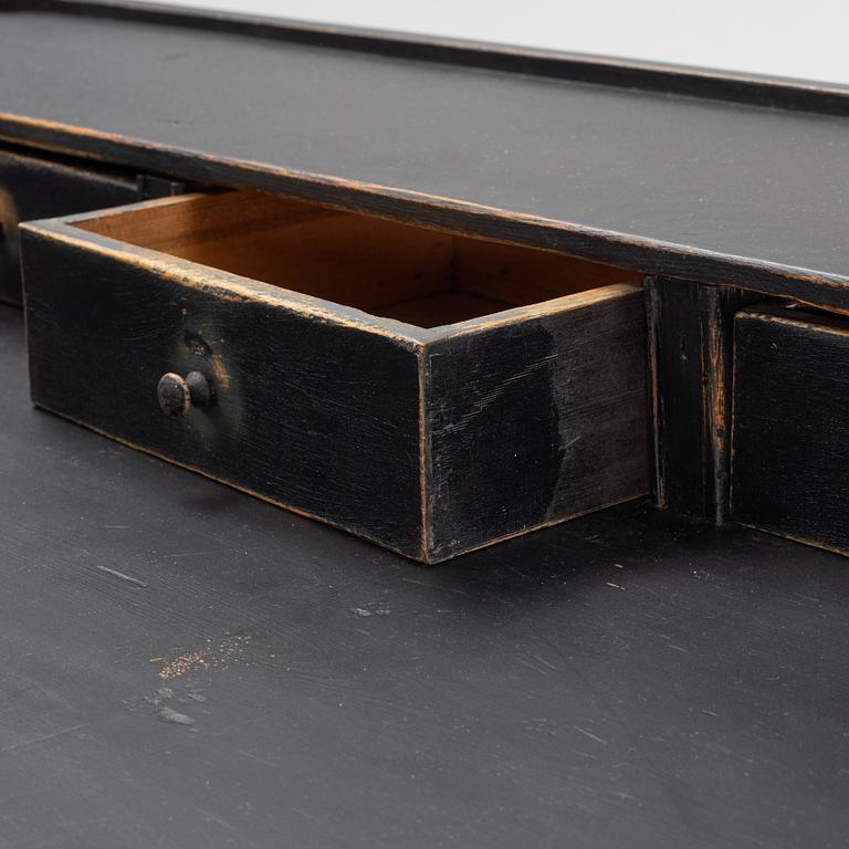 Skrivbord med uppsats, sent 1800-tal.