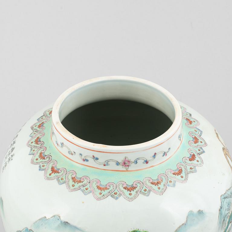 A Chinese family rose porcelain urn with cover, 20th century.