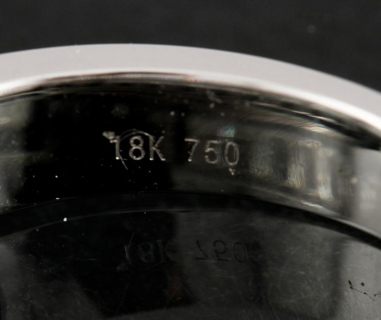 RING, 18k vitguld med briljant och baguettslipade diamanter, 1.09 ct. Vikt 5,2 g.