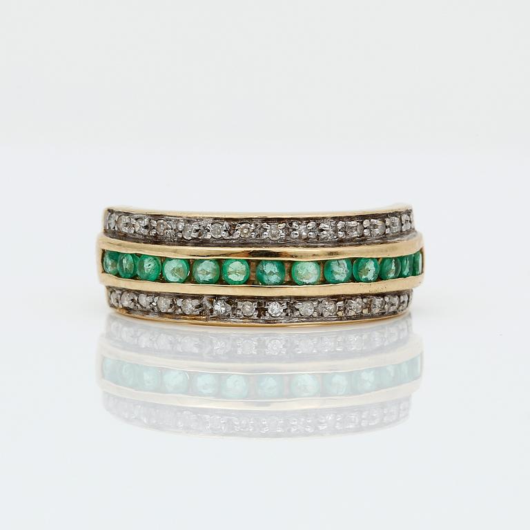 RING, 9K guld med åttkanslipade diamanter tot ca 0,20 ct samt rundslipade smaragder. Vikt ca 2,66 g.