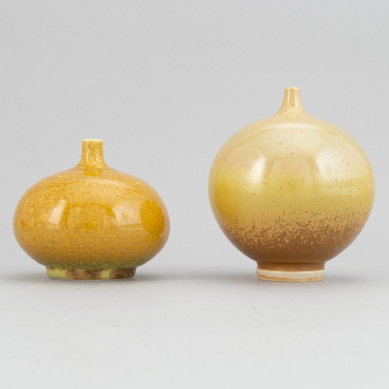 Lasse Östman, a set of four stoneware vases and two bowls.