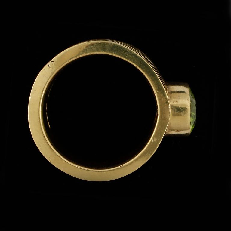 RING, 18k guld, turmalin samt mindre briljantslipade diamanter. Valter Gratchev, Stockholm, 2001. Total vikt ca 18 g.