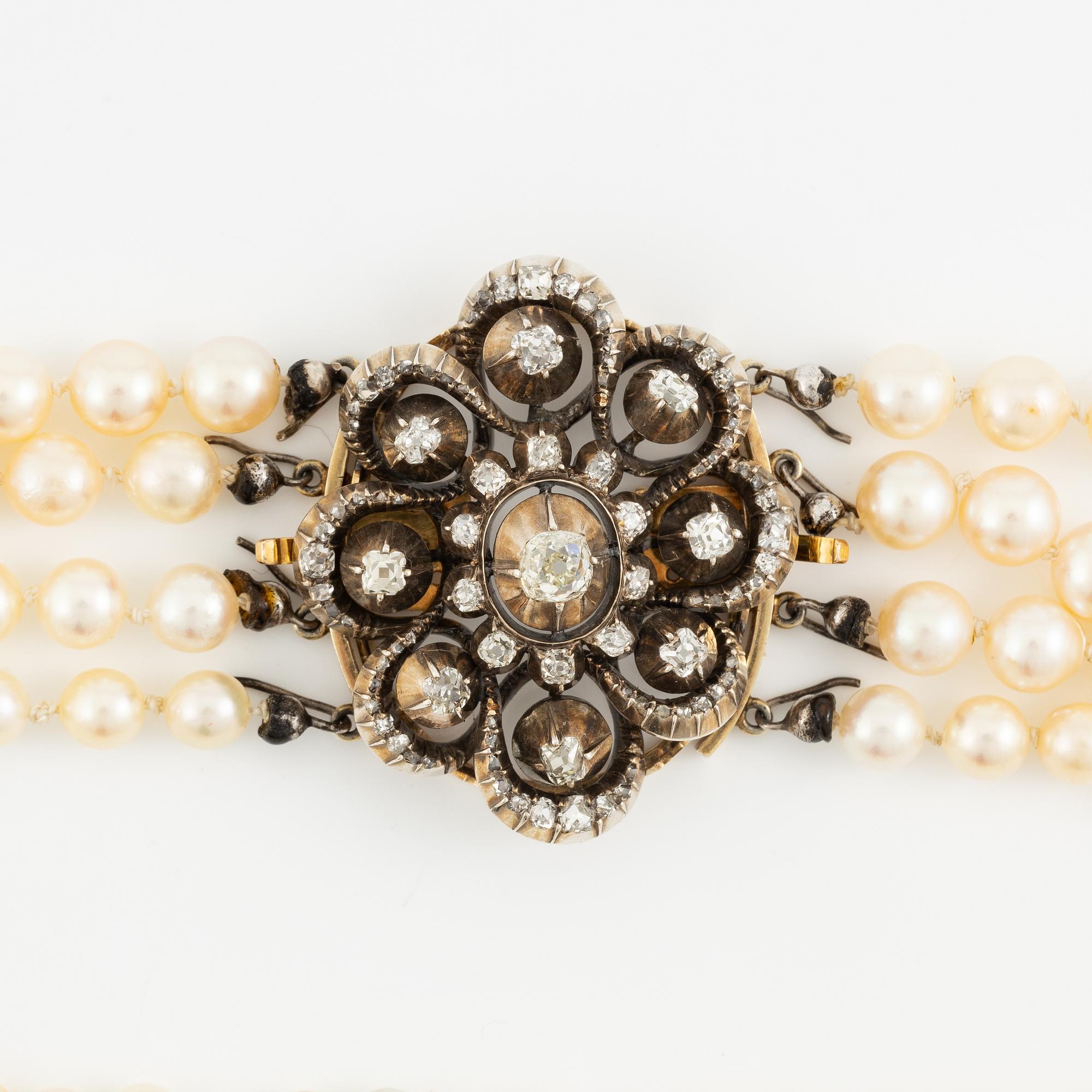 Multi-strand pearl necklace with a clasp/brooch in gold with diamonds,.