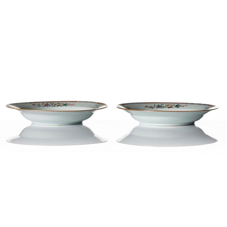 A Qianlong blue and white charger and a pair of famille rose dishes.