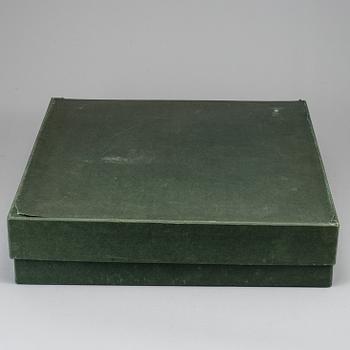 SCHACKBRÄDE, med spelpjäser i silver och förgyllt silver.