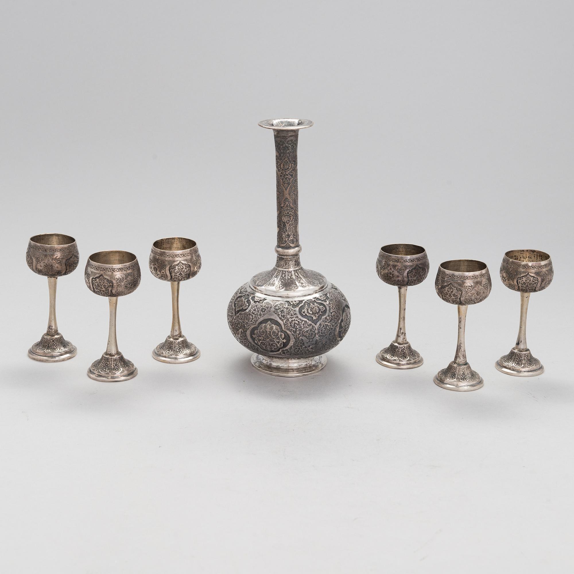 Karahvi ja jalallisia pikareita, 6 kpl, itämaista hopeaa, 1900-luvun alkupuoli.