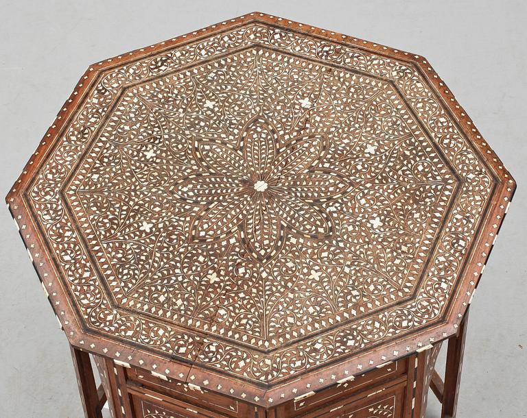 RÖKBORD, orientaliskt, 1900-tal.