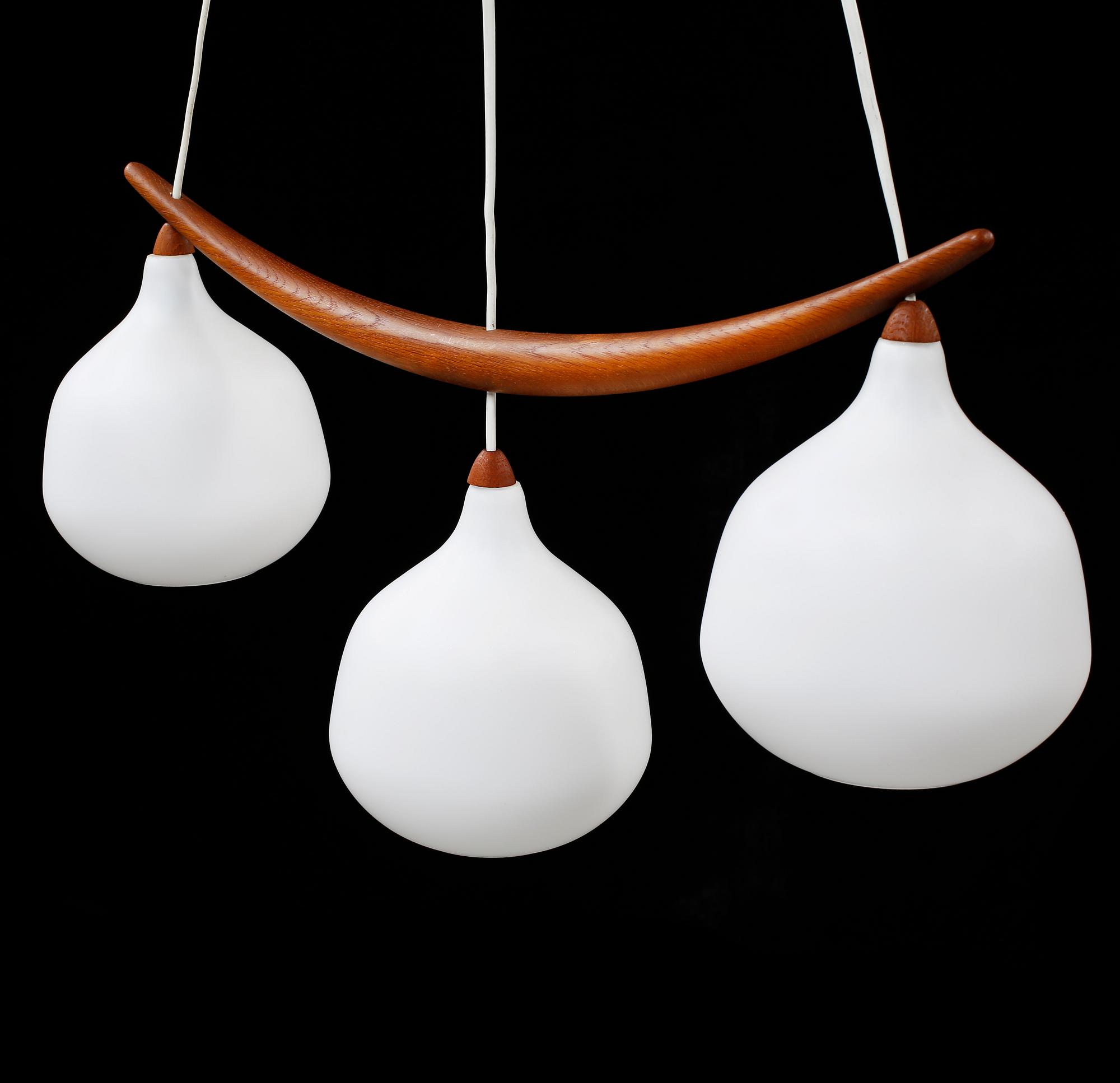 TAKLAMPA, modell nr 512 "Bananen", Uno och Östen Kristiansson, Luxus, 1950/60-tal. Höjd ca 110 cm.