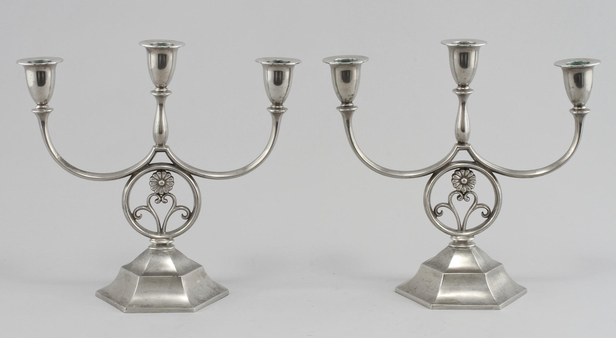 KANDELABRAR, ett par, tenn, Just Andersen, Danmark, omkring 1900-talets mitt.