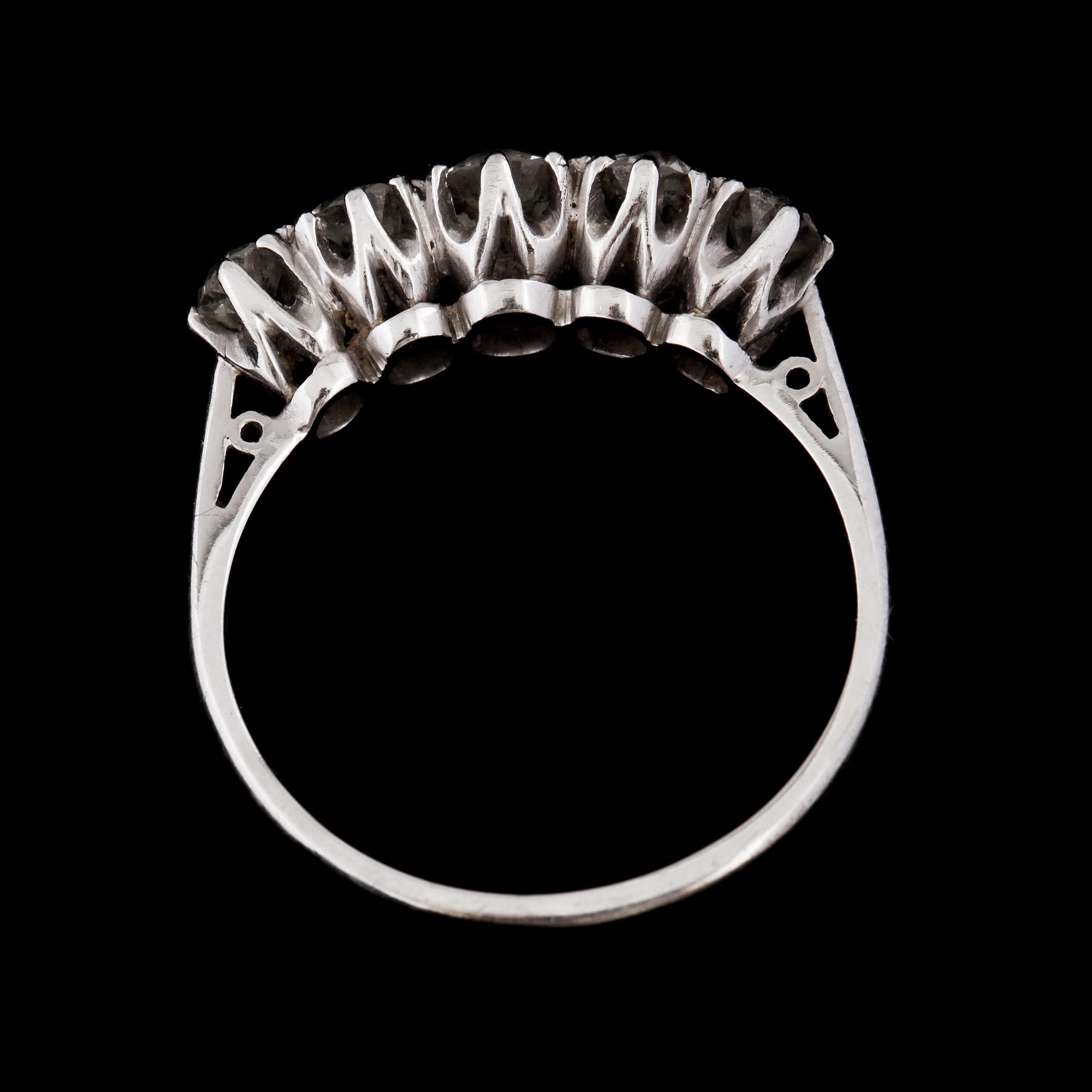 RING, platina med 5 äldre briljantslipade diamanter, utländska stämplar. Vikt 3,3 g.