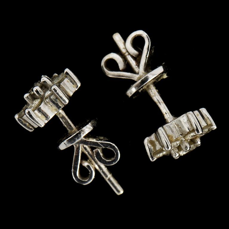 ÖRHÄNGEN, ett par samt HÄNGE, 18k vitguld med briljantslipade diamanter. Vikt 3 g.