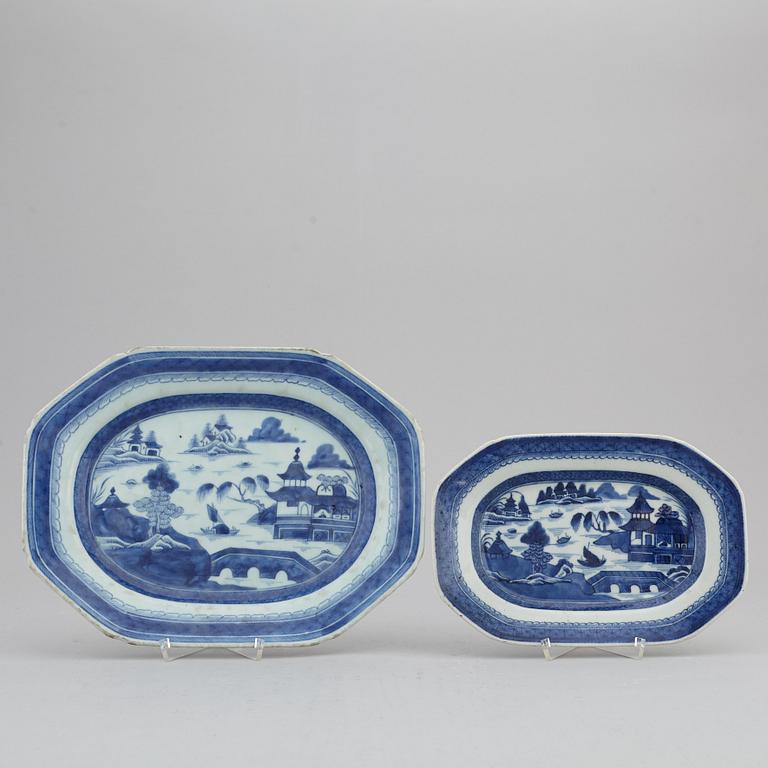 SERVERINGSFAT, två stycken, kompaniporslin. Qingdynastin, Jiaqing (1796-1820).