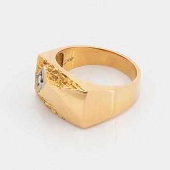 Klackring  18K guld med briljantslipad diamant.