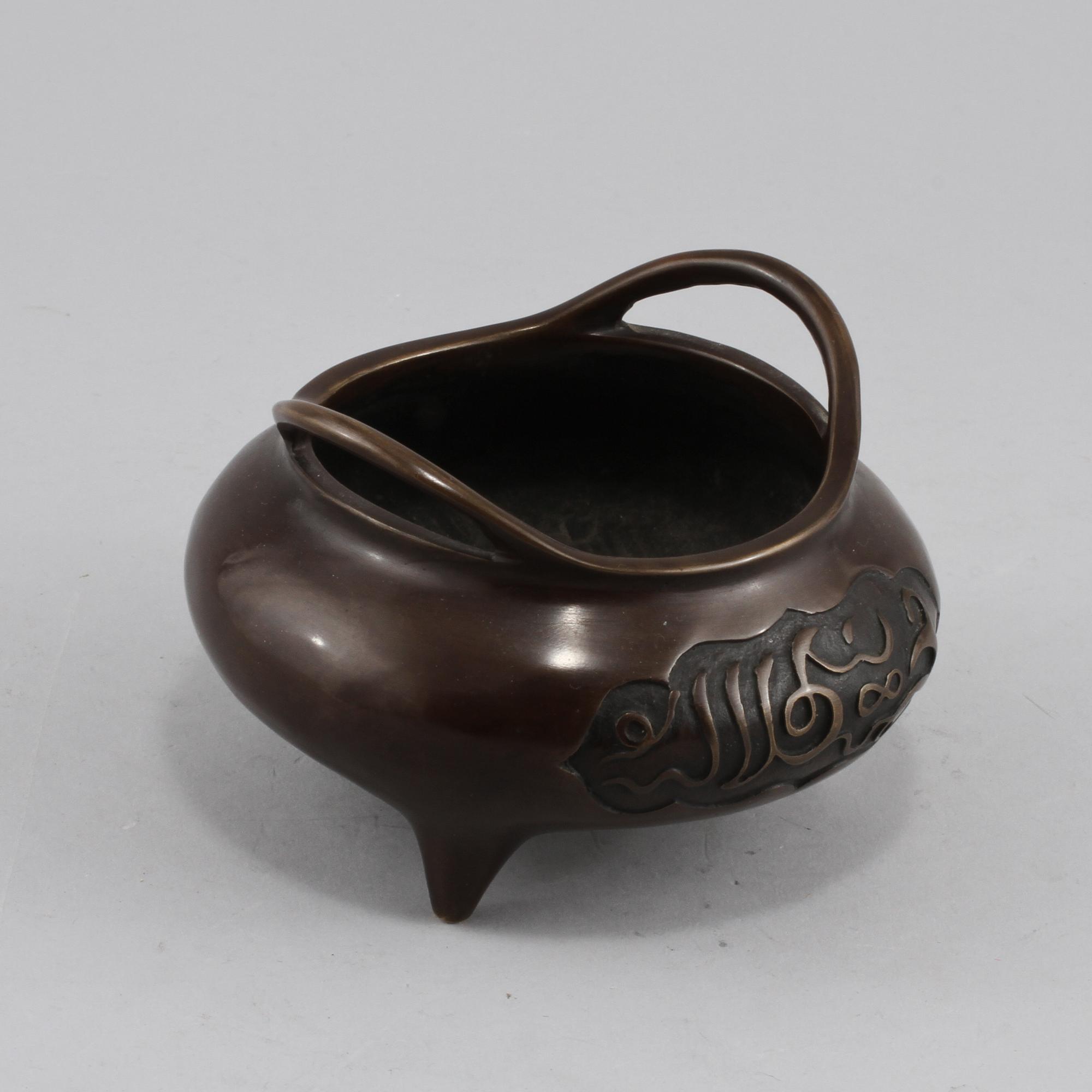 TRIPOD, brons Kina, märkt med Xuande sex karaktärers märke, 1900-tal.