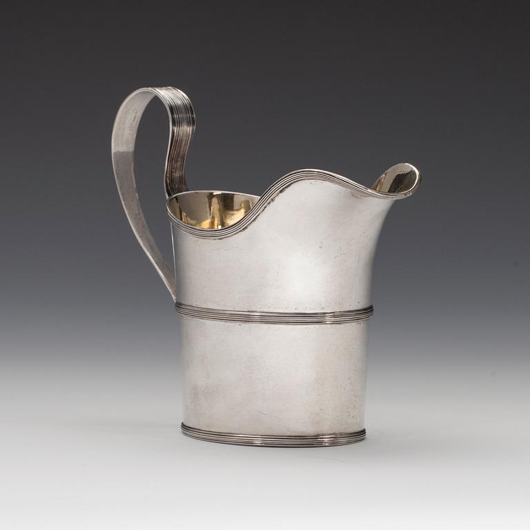 GRÄDDKANNA, silver. Nils Linneus Stockholm 1810. Invändigt förgylld. Höjd 13 cm. Vikt 185 g.