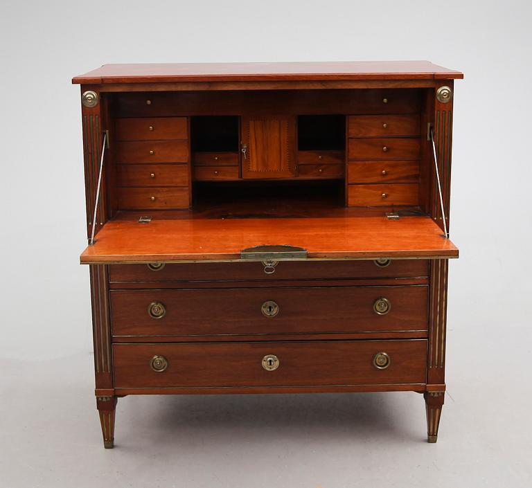 CHIFFONJÉ, sengustaviansk, omkring år 1800.