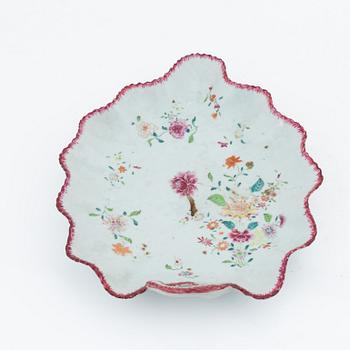 Lövformat fat, kompaniporslin. Qingdynastin, Qianlong (1736-95).